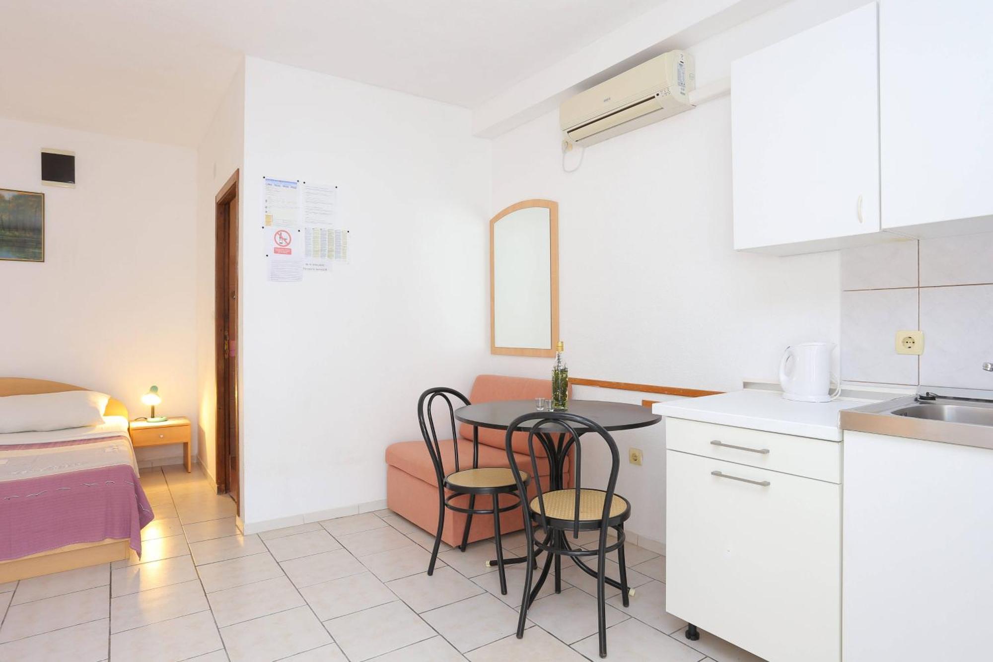 Family Friendly Apartments With A Swimming Pool Businci, Ciovo - 11232 Trogir Zimmer foto