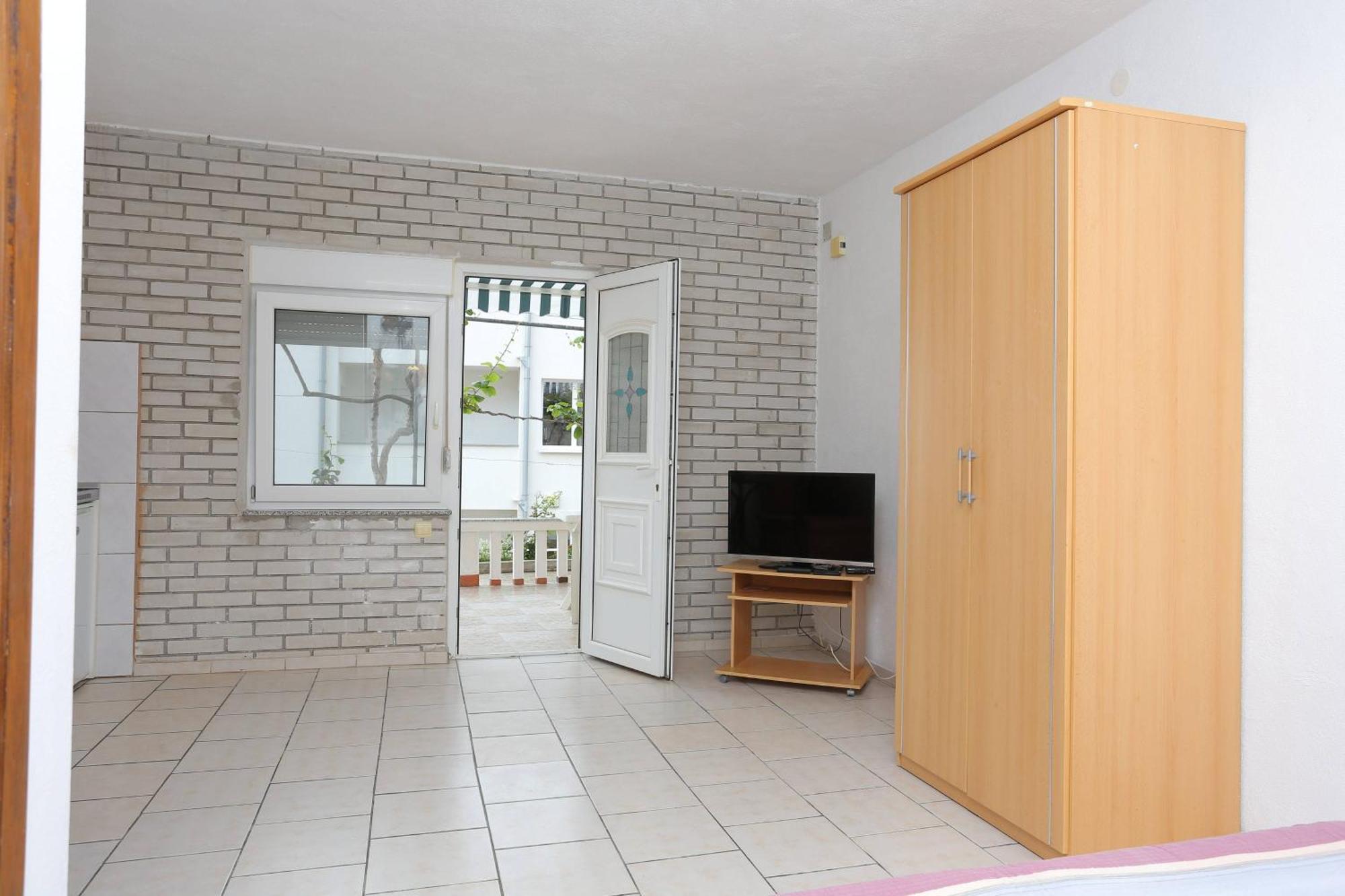 Family Friendly Apartments With A Swimming Pool Businci, Ciovo - 11232 Trogir Zimmer foto