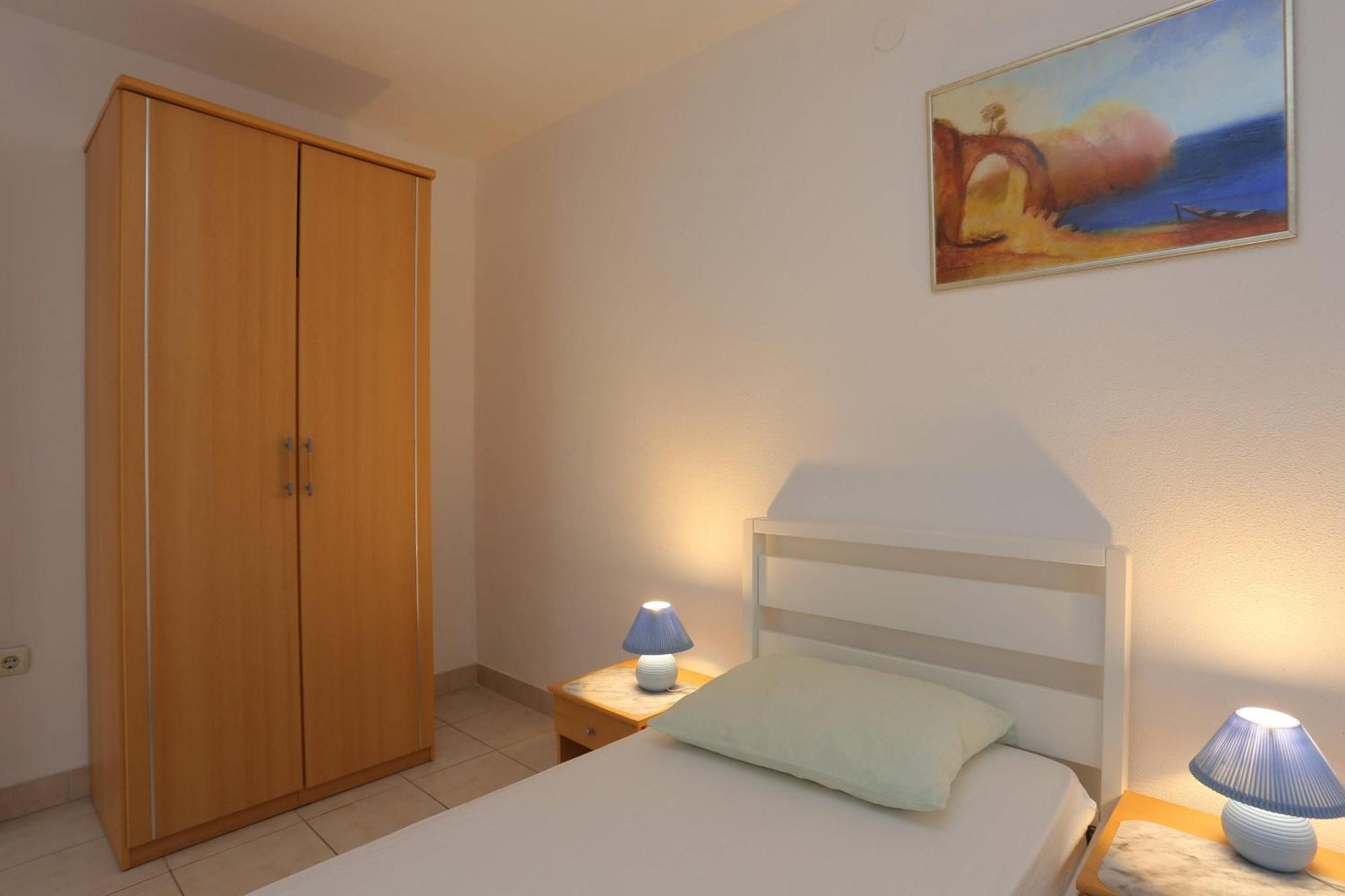 Family Friendly Apartments With A Swimming Pool Businci, Ciovo - 11232 Trogir Zimmer foto