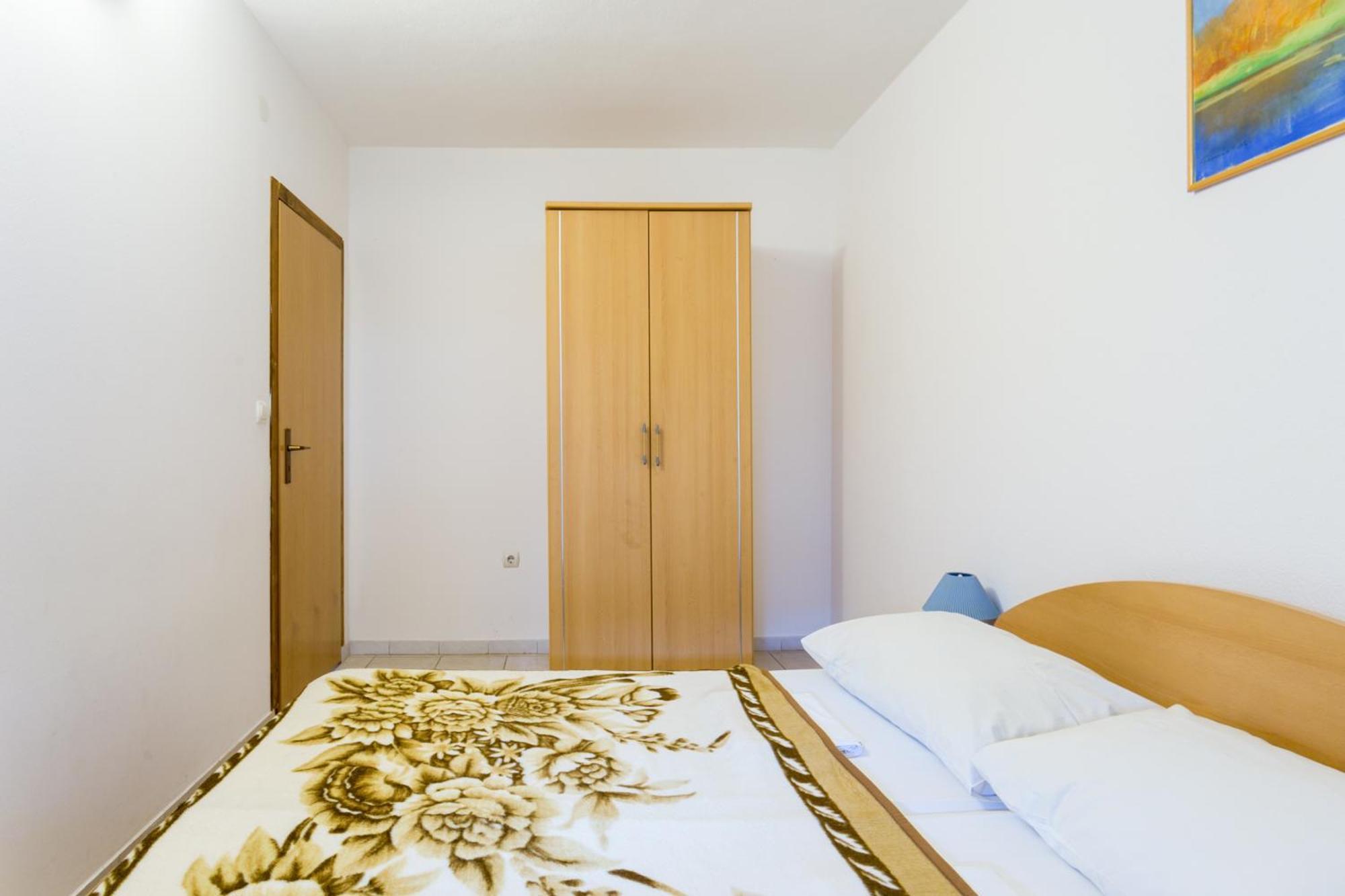 Family Friendly Apartments With A Swimming Pool Businci, Ciovo - 11232 Trogir Zimmer foto